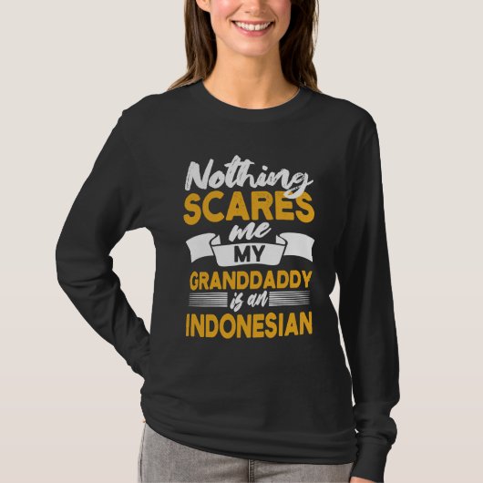何も私を怖がらせない 私のおじいちゃんはインドネシア人 Tシャツ (正面)