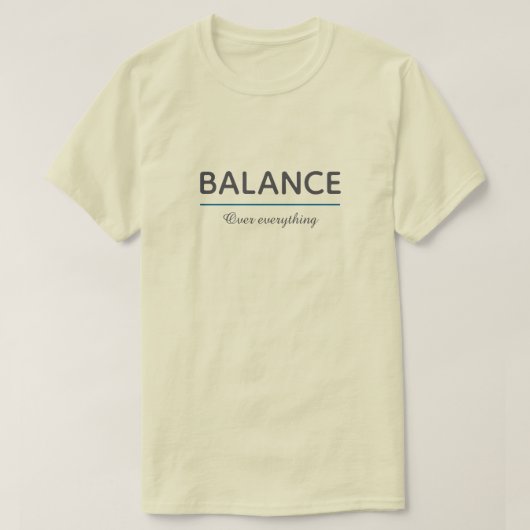 何よりもバランス – ミニマルホワイトタイポグラフィー Tシャツ (デザイン正面)