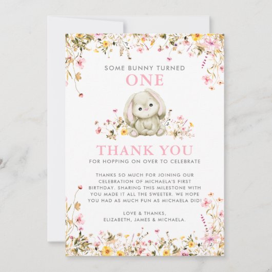 何人かのバニーがピンクの女の子の1歳の誕生日を飾った サンキューカード (正面)