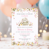 何人かのバニーがピンクの女の子の1歳の誕生日を飾る 招待状