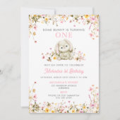 何人かのバニーがピンクの女の子の1歳の誕生日を飾る 招待状 (正面)