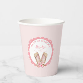 何人かのバニーがピンクの女の子を1つ回している 紙コップ