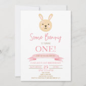 何人かのバニーがピンクの誕生日カスタムパーティーを回している 招待状 (正面)