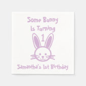何人かのバニーが一つの誕生日を回している スタンダードカクテルナプキン (正面)