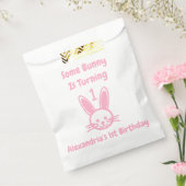 何人かのバニーが一つの誕生日を回している フェイバーバッグ (封をした状態)