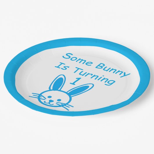 何人かのバニーが一つの誕生日を回している ペーパープレート (アングル)