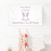 何人かのバニーが一つの誕生日を回している 横断幕 (インサイチュ)