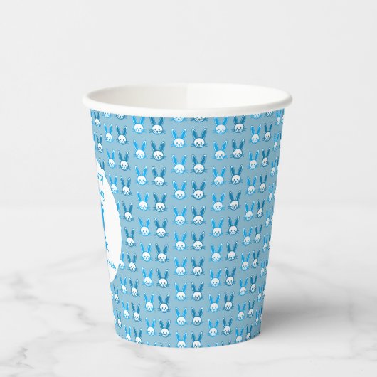 何人かのバニーが一つの誕生日を回している 紙コップ (左)