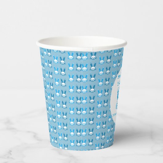 何人かのバニーが一つの誕生日を回している 紙コップ (右)