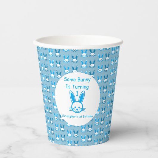 何人かのバニーが一つの誕生日を回している 紙コップ (正面)