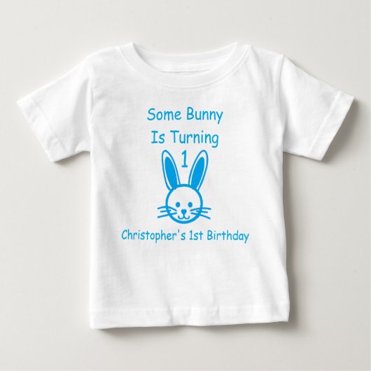 何人かのバニーが一つの誕生日ベビーTシャツを回している ベビーTシャツ (正面)