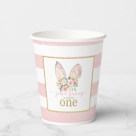 何人かのバニーが一つ耳のパーティーカップを回している 紙コップ (裏面)