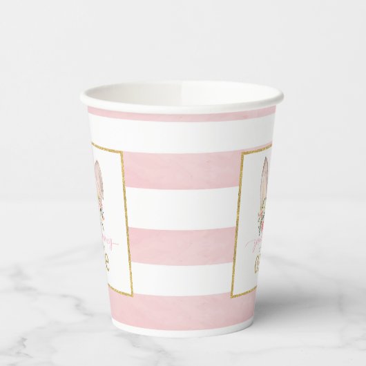 何人かのバニーが一つ耳のパーティーカップを回している 紙コップ (左)