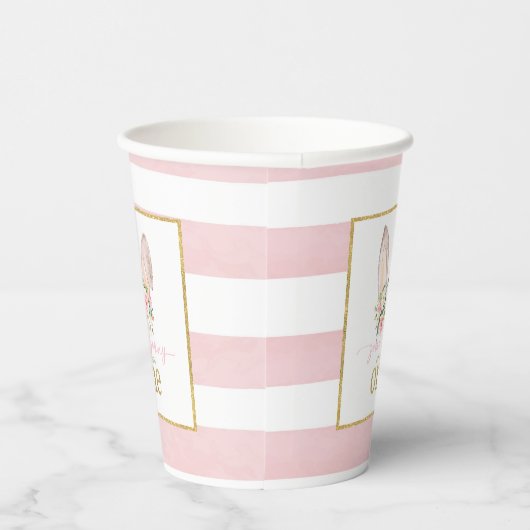 何人かのバニーが一つ耳のパーティーカップを回している 紙コップ (右)