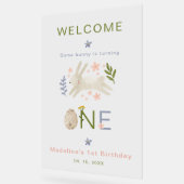 何人かのバニーが1人の女の子を回している1st誕生日パーティー アクリルサイン (傾斜)