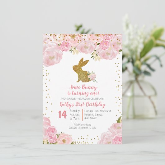 何人かのバニーが1歳の誕生日招待状を飾る 招待状 (スタンド正面)