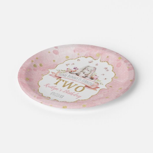 何人かのバニーが2歳の誕生日を迎える ペーパープレート (アングル)