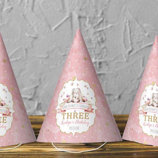 何人かのバニーが3歳の誕生日を迎える パーティーハット