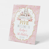 何人かのバニーが5番目の誕生日歓迎を回している 台座サイン (正面)