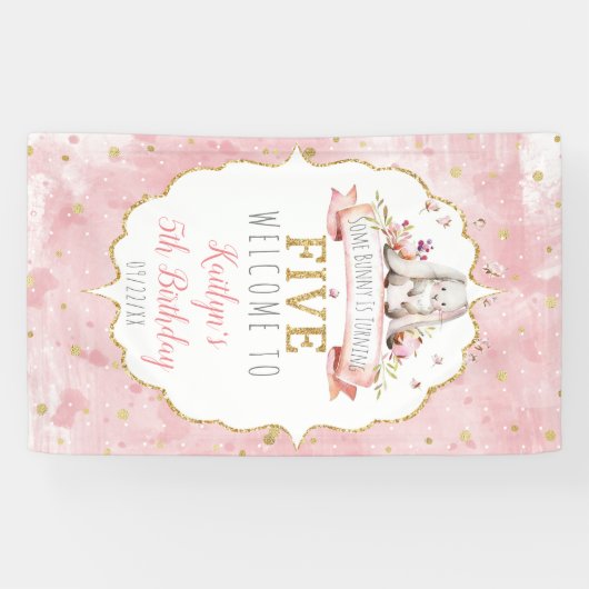 何人かのバニーが5番目の誕生日歓迎を回している 横断幕 (横)