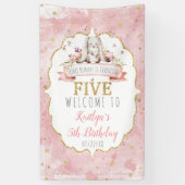 何人かのバニーが5番目の誕生日歓迎を回している 横断幕 (縦)