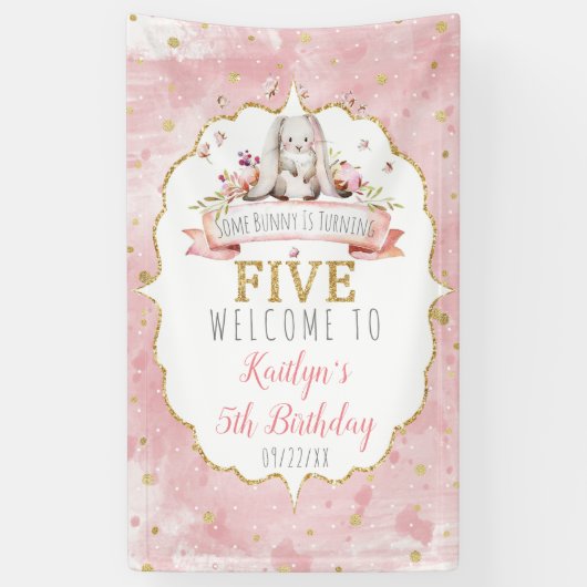 何人かのバニーが5番目の誕生日歓迎を回している 横断幕 (縦)