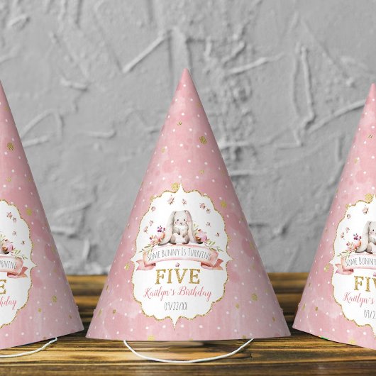 何人かのバニーが5誕生日を回っている パーティーハット
