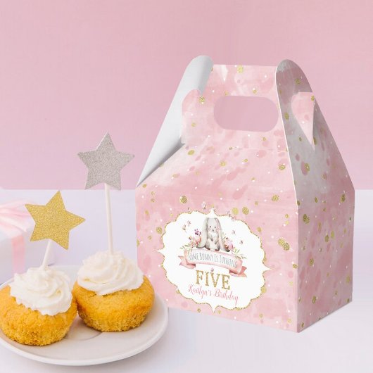 何人かのバニーが5誕生日を回っている フェイバーボックス