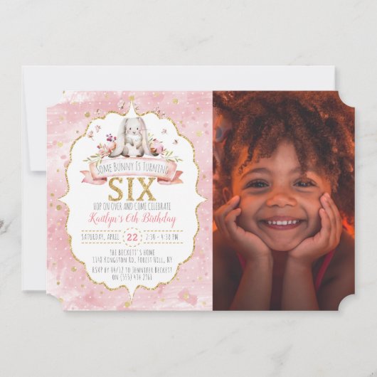 何人かのバニーが6番目の誕生日招待状を回している 招待状 (正面)