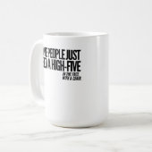 何人かの人々顔でちょうど高い5つを必要とします コーヒーマグカップ (正面左)