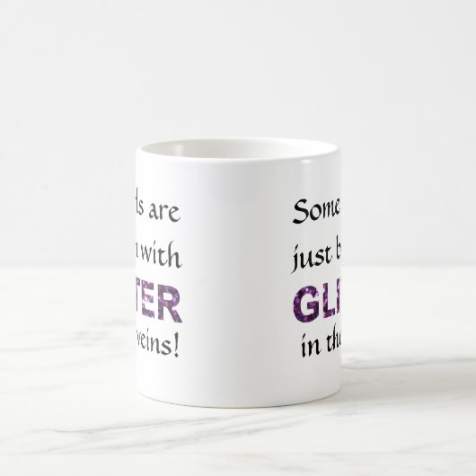 何人かの女の子は彼女達の静脈のグリッターと生まれます コーヒーマグカップ (中央)