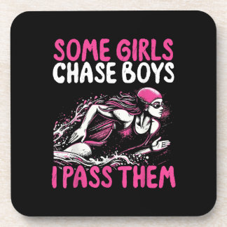 何人かの女の子を追う男の子を渡す – おもしろい水泳 コースター