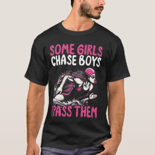 何人かの女の子を追う男の子を渡す – おもしろい水泳 Tシャツ