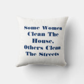 何人かの女性は家の警官のユーモアをきれいにします クッション (裏面)