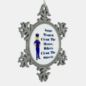 何人かの女性は家の警官のユーモアをきれいにします スノーフレークピューターオーナメント (左)