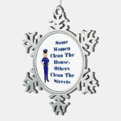 何人かの女性は家の警官のユーモアをきれいにします スノーフレークピューターオーナメント (右)