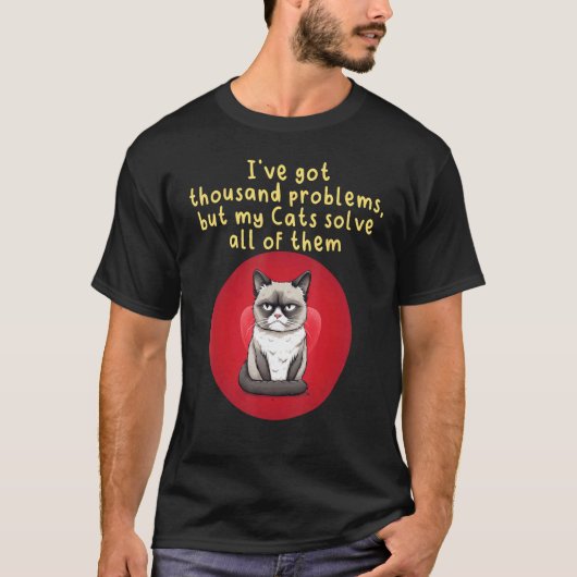 何千もの問題だけどおこった猫のコスチューム Tシャツ (正面)