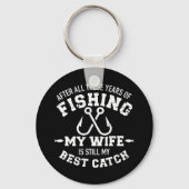 何年も魚釣りの妻はまだ私のキャッチを最高のした キーホルダー (正面)