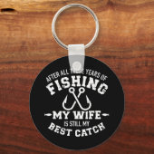 何年も魚釣りの妻はまだ私のキャッチを最高のした キーホルダー (正面)