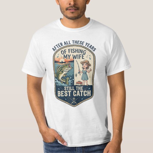 何年釣りしても妻が一番の獲物 Tシャツ (正面)