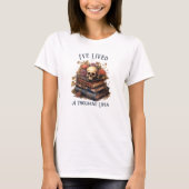 何度も生きた、読書家 Tシャツ (正面)