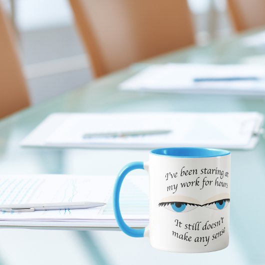 何時間も仕事を見つめながら、まだ意味をなさない マグカップ