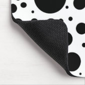 何百ものさまざまなサイズの黒い点そして円 マウスパッド (コーナー)