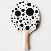 何百ものさまざまなサイズの黒い点そして円 卓球ラケット (裏面)