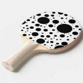 何百ものさまざまなサイズの黒い点そして円 卓球ラケット (正面アングル)