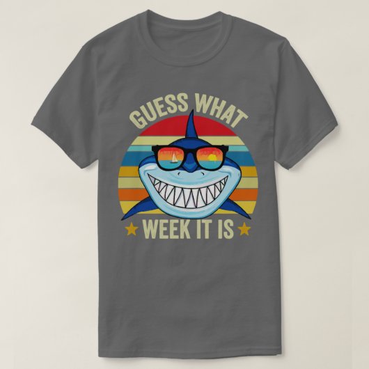 何週目のサメだと思おもしろいう Tシャツ (デザイン正面)
