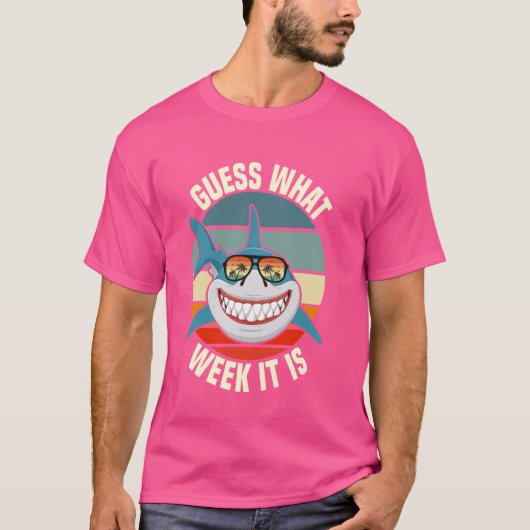 何週目のサメだと思おもしろいう Tシャツ (正面)
