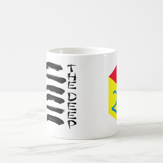 余りに立方体にされた古い学校のマグ コーヒーマグカップ (中央)