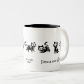 余生の良いネコのマグカップを持っている ツートーンマグカップ (正面右)