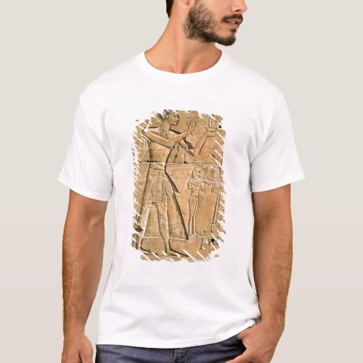 作るTuthmosis IIIを描写するレリーフ、浮き彫り Tシャツ (正面)